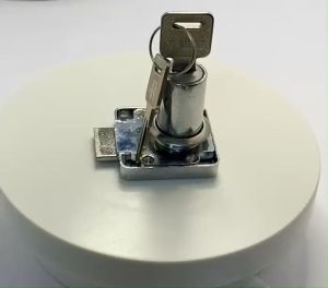 KHOÁ TỦ VUÔNG CỔ CAO IVAN 03138.032