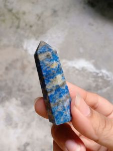 ลาพิส ลาซูลี่ | Lapis Lazuli #T02 ทรงแท่ง #point ติดไพไรต์ #pyrite สีทอง   ความสูง 5.6 cm  สีน้ำเงิน หินธรรมชาติ