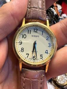 Đồng hồ nam SCRIPT JAXIS QUARTZsize 35mmkhung bọc vàng mặt vàng cọc số học tròsử dụng máy vàng MIYOTA SUPER 2035dây da vân cá sấuhình thức sản phẩm còn khá mớidây da hơ