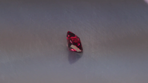 พลอยโรโดไลต์การ์เน็ตสีชมพูขนาด 1.72 กะรัต ทรงเบาะเจียระไนสวยงามสะดุดตา เหมาะสำหรับทำเครื่องประดับ