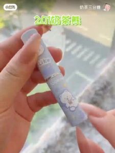 Son dưỡng môi bóng có màu họa tiết dễ thương Dưỡng ẩm môi cho đôi môi mềm mại và căng mọng tràn đầy sức sống bền màu. - BUMSTORE