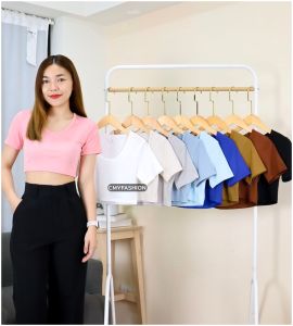 220# เสื้อยืด คอยู แขนสั้น ทรงครอป เอวลอย ผ้าร่องเล็ก เนื้อผ้ายืดได้เยอะ ดีไซน์สไตล์สาวเกาหลี