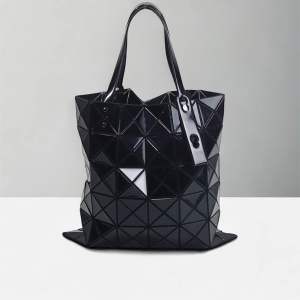 🌈Metallic Tote 6*6 กระเป๋า Tote Bag ดีไซน์คลาสสิกทรงสี่เหลี่ยม มาพร้อมลวดลายสามเหลี่ยมทำให้มีมิติ มี 2 ขนาด 😊😊