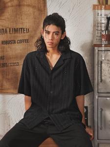 เสื้อเชิ้ตแขนสั้นคอวีสไตล์คิวบาหลวมๆ ลำลอง ทรงหลวมๆ สำหรับผู้ชาย ฤดูร้อน 2025 ใหม่ ทรงหลวมๆ ลำลอง แขนสั้น คอวีสไตล์คิวบา