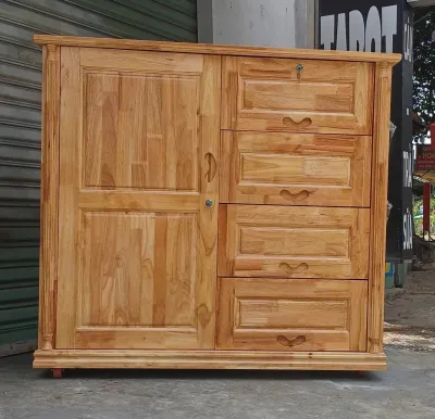 Tủ gỗ tự nhiên với khóa ngăn kéo và cánh cửa phù hợp cho phòng ngủ hoặc văn phòng.