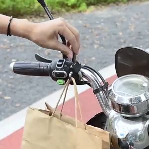 Kunci Helm Motor Warna Hitam: Pengaman Helm Anti Maling Untuk Stang Motor