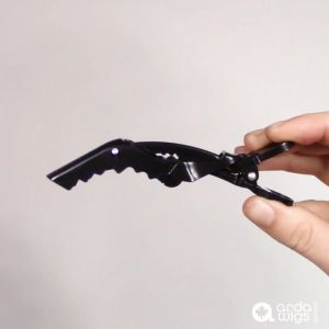 TONI&GUY กิ๊บปากจระเข้ ที่ 6 สีแดง ติดแน่น แพ็ค สีแดง ยาว 11 ซม. ปากกว้าง 85 องศา ไม่ถูกเลื่อน ไม่กินเส้นผม ปรับขนาดตามสีแดง ปริมาณเส้นผม