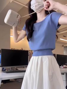 เสื้อยืดแขนสั้นผู้หญิง Dopamine Blue ถัก ฤดูร้อน สไตล์ฝรั่งเศส เอว Cinched Cool อินเทรนด์ เสื้อท่อนบน คอกลม หลวม Fit Pure Color