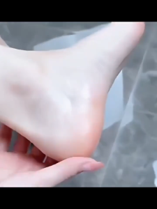 Smooth Foot Cream 60gr Krim Pelembut Kaki Minyak Zaitun Oil Madu BPOM Krim Kaki Pecah Dan Kering Dan Kasar Ultra Pelembab Mencegah Kekeringan Mencegah Kaki Retak Krim Pelembab Dalam Krim Perawatan Kaki Krim Tumit Kaki Kapalan Pecah Kasar