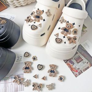 แต่งด้วยหัวเข็มขัดรองเท้าที่ถอดออกได้สำหรับ Crocs Jibbitz หรูหราสไตล์ Crocs Jibbitz 3D ประดับเพชรสีทองรูปหมีเท็ดดี้