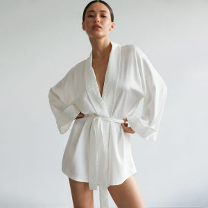 ชุดคลุมซาตินสีขาวหรูหราของผู้หญิงชุดนอน Gamis Pesta คอวีชุดเซ็กซี่ผูกเชือกสีพื้นแขนยาววินเทจ