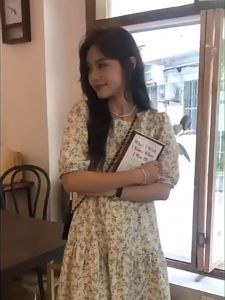 Du Yan ชุดเดรสลายดอกไม้แขนพองเข้ารูปแบบขนาดเล็กใหม่สำหรับผู้หญิง ชุดเดรสผู้หญิง 2024