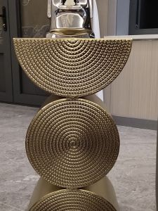 ที่วางของข้างโซฟาแบบเคลื่อนที่ได้ พื้นที่เล็ก ระดับไฮเอนด์ หัวเข็มขัดโลหะ ที่วางของข้างเตียงแบบมีด้านโค้ง สไตล์โมเดิร์น สบายๆ