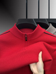 เสื้อสเวตเตอร์คอปกสูงบุขนแกะแบบสวมหัวสำหรับผู้ชาย ทรงหลวม ปกโปโล ด้านบนสีแดงสด เสื้อคลุมกันหนาวแบบหนาสำหรับฤดูหนาว