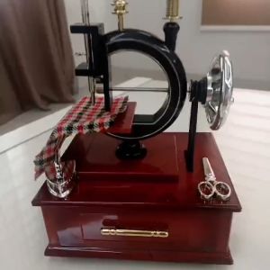 [MSIA SHIP] NOVELTY Retro Sewing Machine Music Box Classic Display Cabinet Wall Shelf Decorative Accessories Kotak Muzik Mesin Jahit Antik Classic Antique Home Decor Elegant Hadiah Birthday Christmas Valentine Gifts Hiasan Rak Dinding Klasik 复古 摆设 装饰 音乐盒