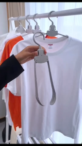 JOHNSON12 ไม้แขวนเสื้อพับเก็บได้ แขวนเสื้อผ้าเรียบร้อย ไม่ทิ้งรอย ใช้ได้ทั้งในบ้านและเวลาเดินทาง N13