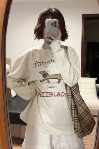 เสื้อยืดแขนยาวผู้หญิง Pure Cotton American Graffiti Sausage Dog Shoulder Design เสื้อเชิ้ตถักแบบหลวมๆ สำหรับฤดูใบไม้ผลิและฤดูใบไม้ร่วง