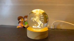(BỘ QUẢ CẦU PHA LÊ 3D + ĐẾ GỖ ĐÈN LED MỘT MÀU VÀNG ẤM)