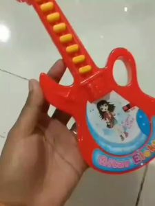 Mainan Terbaru Piano Gitar Elektrik Murah Bisa Menyalah OCT 304 | Mainan Edukasi Anak Cewek Cowok Piano Berbentuk Gitar Ada Musik Dan Nada Murah Berbahan Plastik Kemasan Kantong Ukuran Kecil | Mainan Menggunakan Baterai