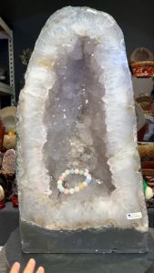 🇲🇾wholesale price geode黄胶花🌸透亮白晶 🧨🔮天然白晶洞 光泽透亮白水晶 带有黄胶花🌸 视觉上晶牙透亮且透黄💰非常美丽 边部也是有黄胶花+绿幽灵 风水五行“木” 💯天然稀少黄娇花白晶洞 白黄搭色泽美丽👍 也有着小钛晶共生✔️ 正能量磁场与财富兼具💪💪💪 边部也带有绿幽灵提升事业运🍀