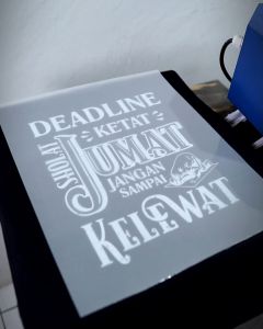 Desain Kaos Keren - Kaos Islami Desain Deadline Jumat Bahan Combed 20s Tebal Lembut dan Nyaman Standar Kaos Distro