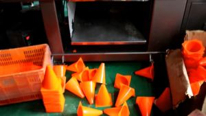 【Pelican】ป้ายการฝึกอบรมฟุตบอล Barrel Barrel Road Sign กรวย 18CM Road Barrier การฝึกอบรมกรวยอุปกรณ์ฟุตบอลบาสเกตบอลสเก็ตฝึกอบรมอุปสรรค