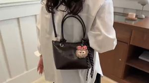 กระเป๋าสะพายเฉียงสไตล์มินิมอล ความจุใหญ่ ใช้งานได้หลากหลาย ดีไซน์หรูหรา