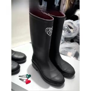 รองเท้าบูททรงสูงแบบนักรบสำหรับผู้หญิง รองเท้าบูทมาร์ตินทรงยาว ถุงเท้ายาวถึงเข่า พรางหุ่น แฟชั่นเข้าได้กับทุกชุด รองเท้าบูทกันฝนสำหรับผู้หญิง รุ่นใหม่ปี 2025