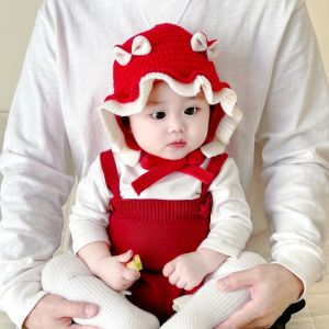 หมวกไหมพรมถักสำหรับเด็กผู้หญิง หมวกทรงเจ้าหญิง ปักลายโบว์ผีเสื้อ หมวกป้องกันหูสีแดงสำหรับเด็ก เสื้อผ้าเด็ก ฤดูใบไม้ร่วง/ฤดูหนาว หมวกป้องกันหู