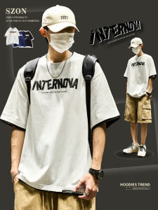 เสื้อยืดคอกลมแขนสั้นผ้าฝ้ายแท้สีขาวสำหรับผู้ชาย ทรงหลวมสบาย ๆ สำหรับฤดูร้อน เสื้อตัวบนลายตัวอักษรแบบปลอมสองชิ้น