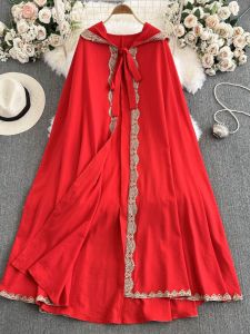 เสื้อคลุมกันแดดมีฮู้ดยาวสไตล์วันหยุดสำหรับผู้หญิง เสื้อคลุมยาวคลุมไหล่สีแดง ชุดเดรสยาวคลุมไหล่สไตล์เกาหลี แขนยาว ฤดูร้อน 2024