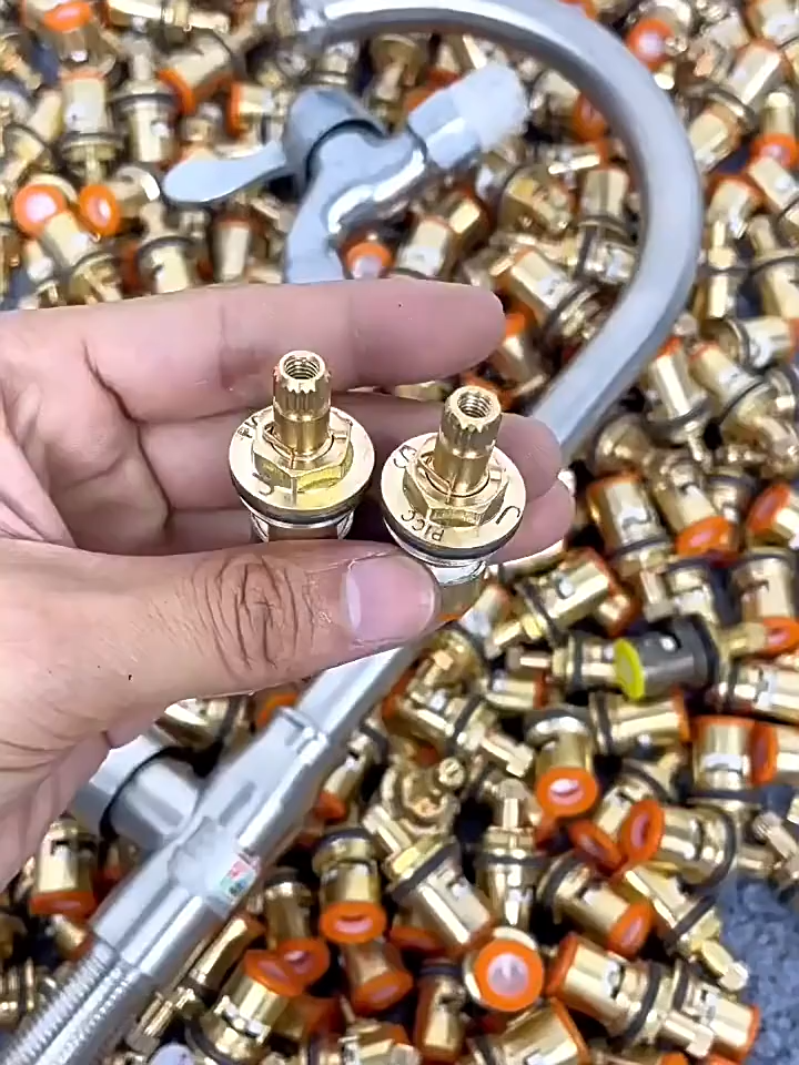 แกนวาล์วก๊อกน้ำทองแดงล้วน มือจับสวิตช์ก๊อกน้ำแบบเย็น ซีลอุปกรณ์เสริมอเนกประสงค์