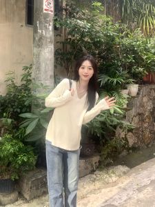 เสื้อสเวตเตอร์คอวีสีเบจสไตล์เกาหลี ทรงเข้ารูป ดีไซน์เก๋ไก๋ คอกลม แขนยาว ทรงเข้ารูป แฟชั่นฤดูใบไม้ร่วง