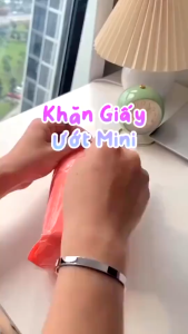 Set 8 Gói Khăn Ướt Mini Bỏ Túi 8 Tờ/Gói Vải Không Dệt Mềm Mịn Tiện Lợi Cho Bé Và Người Lớn