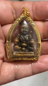 K838 กุมารทอง กุมาร อุดมทรัพย์ หลวงพ่อเปิ่น หลวงพ่อเปิ่นวัดบางพระ จ.นครปฐม เนื้อทองเหลือง ขนาด 3.5x4.5 cm. เลี่ยม กรอบทองไมครอน พร้อมส่ง