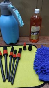 [VG143] Bình xanh xịt bọt tuyết 2 Lít có van xã -  2 đầu vòi phụ - - 5 cây cọ lông cứng  - bao tay rửa xe san hô- khăn lau xe 30x30    xà bông bọt tuyết có chạm 1 lít