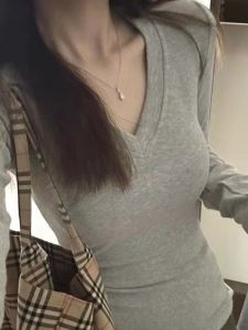 Áo Thun Dài Tay Cổ Chữ V Dáng Ôm Vừa Vặn Cho Nữ Mùa Thu 2025 Áo Thun Nữ Phong Cách Hàn Quốc Thường Ngày Màu Trơn