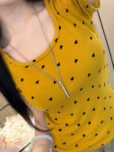 เสื้อยืดแขนสั้นพิมพ์ลายหัวใจสีเหลืองสำหรับผู้หญิงในช่วงฤดูร้อน เสื้อตัวสั้นทรงสลิมฟิต ทรงเข้ารูป ทรงเข้ารูป Pure Desire เสื้อผ้าทำงานสไตล์เกาหลี