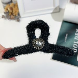 Red Fluffy Shark Hair Clip Womens Fashionable Hair Accessories New Year 2024 Luxury Feeling Headwear Back of Head Hair Clip