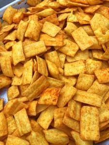 Sweet and Spicy Ground Kettle Chip Bulk Seaweed Grains Rice Crust Spicy Snacks Thin and Crispy Big Bag Office Snacks Puffed