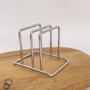 Integrated cutting board rack for storing and placing sticky cutting boards