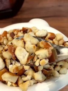 现货MY 茶颜悦色-干脆面包丁-海盐焦糖味/黄油蒜香味/芝士咸香味 35克 CHAYANYUESE-Crispy Croutons-Sea Salt Caramel Flavor/Butter Garlic Flavor/Cheesy Savory Flavor 35G