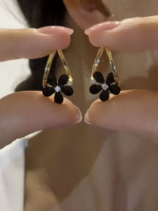 Black Zircon Flower Ear Clip Exquisite Fashion Commuting Elegant Crystal Flower Earrings Niche Design Petal Ear Accessory