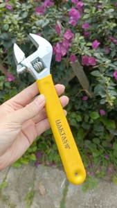Mỏ Lết TAKA 10 Inch Rộng 3cm Tay bọc nhựa – Cờ Lê Điều Chỉnh Kích Thước Dụng Cụ Sửa Chữa Tiện Lợi