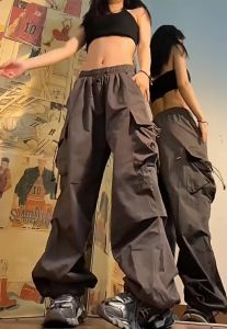 กางเกงขายาวทรงหลวมสไตล์ทหารร่มสีแดงสำหรับผู้หญิง กางเกงขายาวทรงตรงลำลอง กระเป๋าใหญ่ ด้ายรัด กางเกงขายาวทรงหลวมสำหรับฤดูร้อน