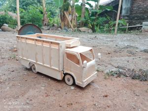 Miniatur truk oleng canter kayu mentahan full lampu