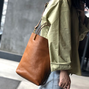 2023 New Imported Top Layer Cowhide Handbag Original Leather Simple Bucket Bag Casual Retro Style for Women
