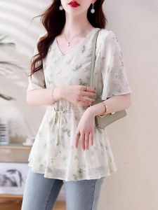 WANGGONGZHU | เสื้อยืดผู้หญิงคอวีแขนสั้นลายดอกไม้ผ้าชีฟองเอวเข้ารูปสไตล์เกาหลีฤดูร้อน 2025 เสื้อยืดคอกลมทรงหลวม