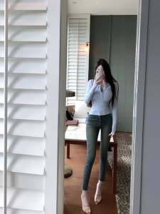 เอวสูง สลิมฟิต ประตูทงดาเรโทร กางเกงยีนส์ ขายาวส่งเสริมก้นดินสอเท้าเล็กเก้าจุดสีฟ้า กางเกงยีนส์