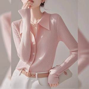 เสื้อคาร์ดิแกนถักแขนยาวคอปกสีชมพูลายไม่ชัดเจนสำหรับผู้หญิงในฤดูใบไม้ร่วงปี 2024 เสื้อคลุมกันหนาวแบบสวมหัวทรงสลิมฟิต